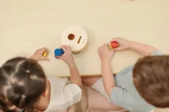 Cubo encaja y cae · Plantoys